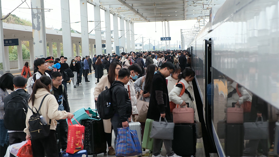 南鐵福建寧德站，旅客有序乘車。劉莉攝