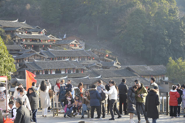 眾多游客在桂峰古民居的觀景臺(tái)上拍照留念。吳振湖攝