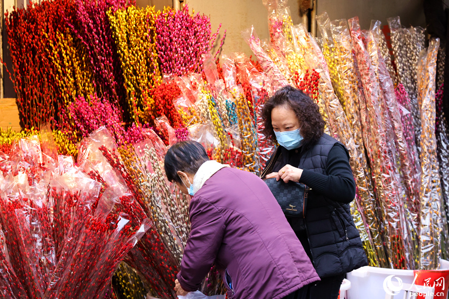 紅柳枝依舊深受老年消費(fèi)者青睞。人民網(wǎng)記者 陳博攝