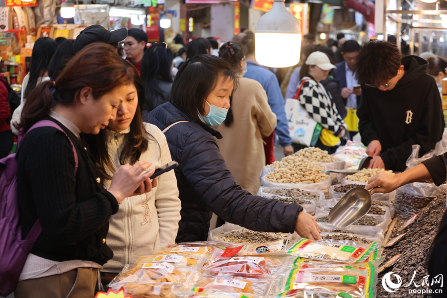 不少市民在干果零食攤位駐足。人民網(wǎng)記者 陳博攝