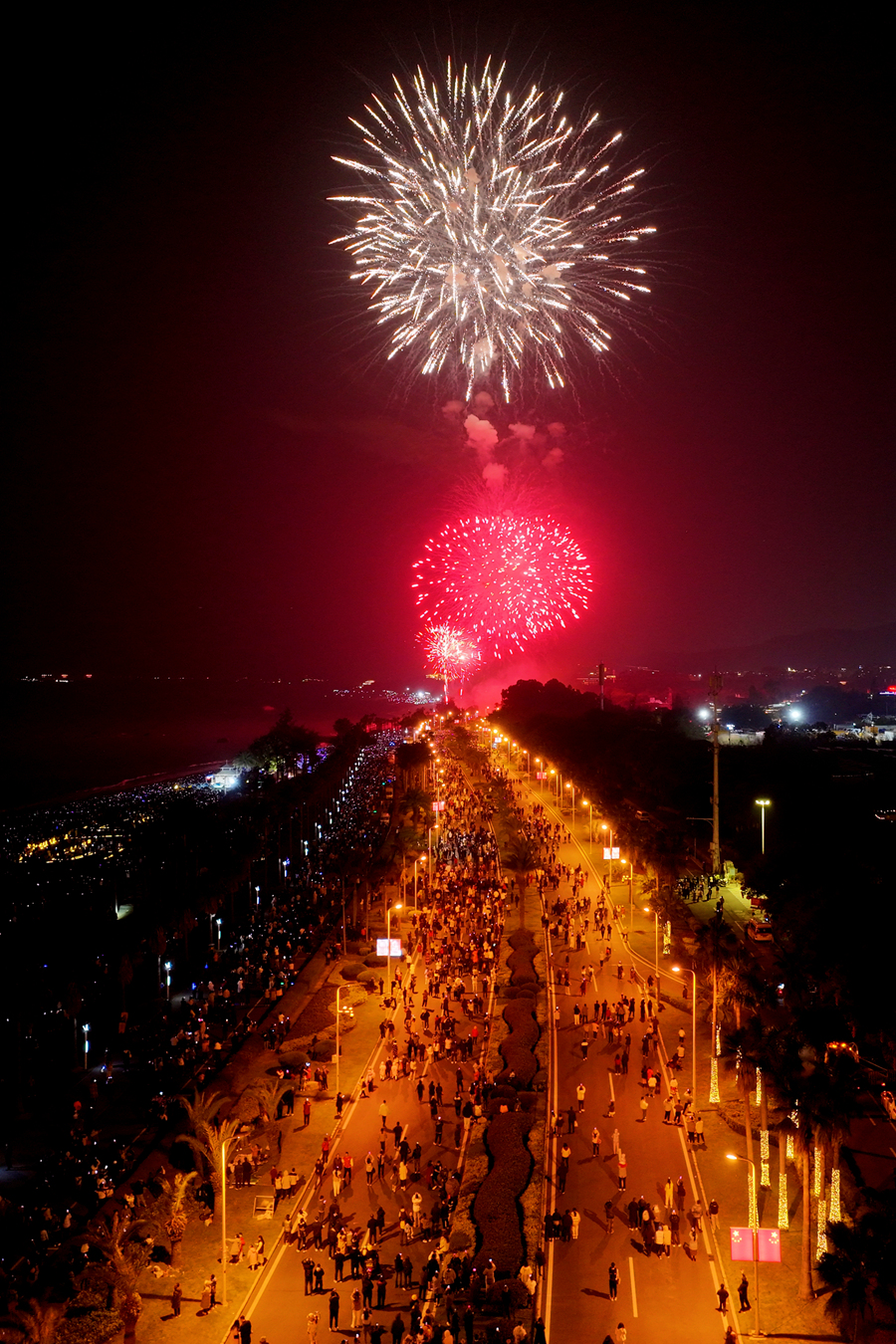 10日晚，七萬余發(fā)璀璨焰火分別從廈門環(huán)島路黃厝海灘、小金門海灘騰空而起，照亮海峽兩岸的新年夜空。許秋珩攝