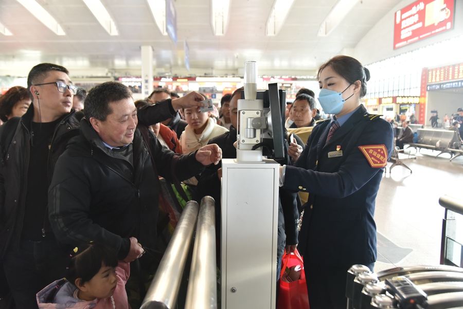 2月14日，福州火車(chē)站迎來(lái)春節(jié)假日出行高峰。江曲攝