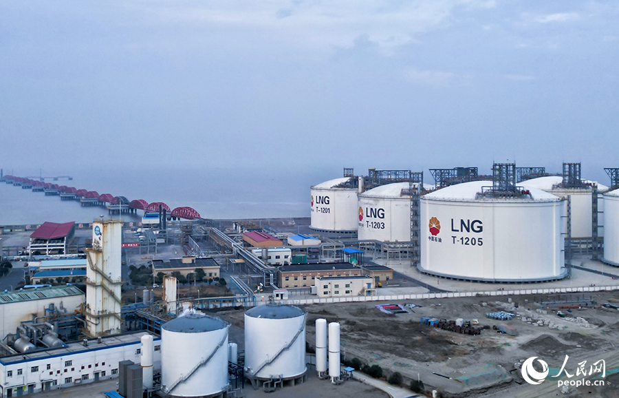 江蘇南通市如東縣洋口港LNG能源島。人民網(wǎng)記者 王繼亮攝