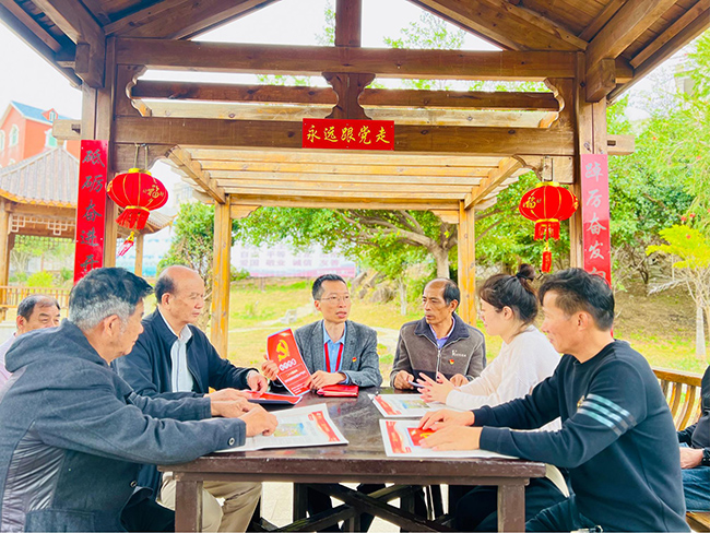 沙埔鎮(zhèn)基層百姓宣講團(tuán)在官廳村召開深入學(xué)習(xí)貫徹黨的二十大精神會議。沙埔鎮(zhèn)供圖