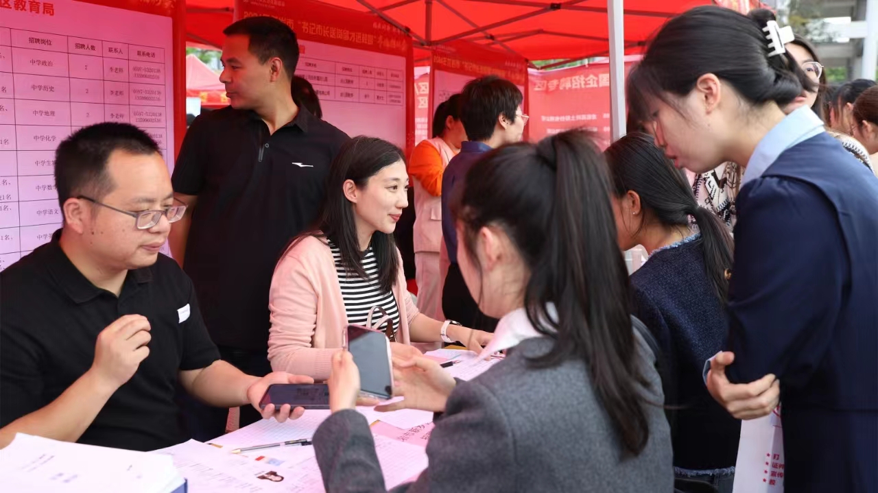 招聘會現(xiàn)場人頭攢動，熱鬧非凡。龍巖市人社局供圖