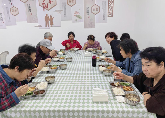 老年人在玫瑰園社區(qū)長者食堂用餐。玉屏街道供圖