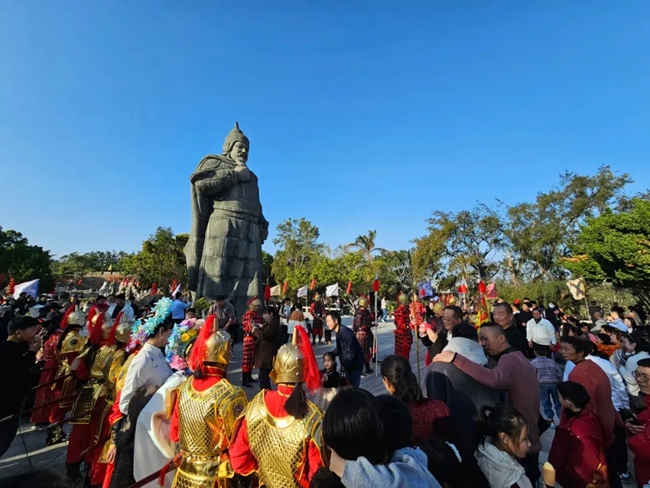 今年春節(jié)期間，崇武古城風(fēng)景區(qū)游人如織?；莅部h融媒體中心供圖