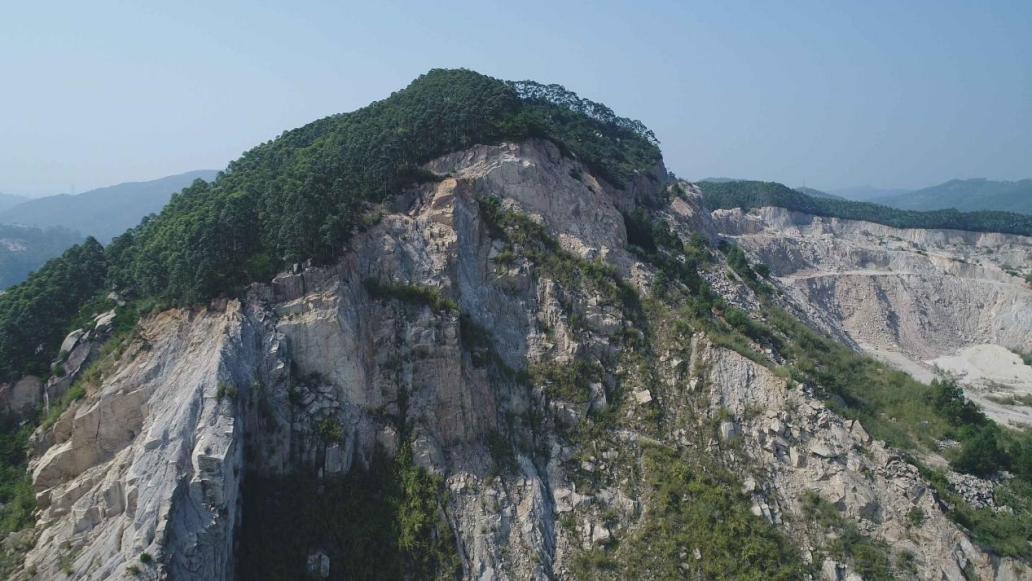 獅山-周福廢棄礦山修復(fù)前，巖層裸露，滿目瘡痍。漳州臺(tái)商投資區(qū)自然資源局供圖