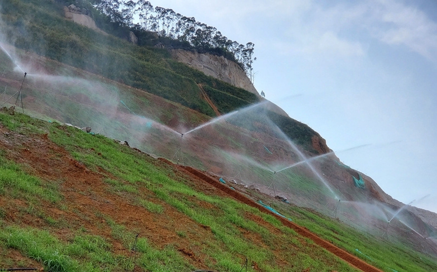 獅山-周福廢棄礦山邊坡綠化主要采用噴播植草，從而提高植被存活率、覆蓋率。漳州臺(tái)商投資區(qū)自然資源局供圖