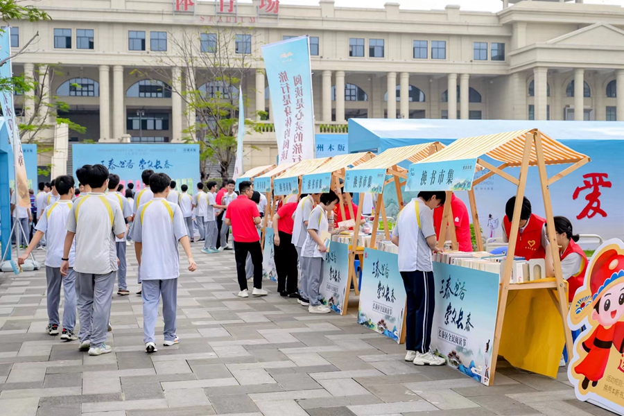 活動現(xiàn)場開展圖書促銷活動，以及剪紙、木版年畫拓印等非遺文創(chuàng)產(chǎn)品展示。長泰區(qū)融媒體中心供圖