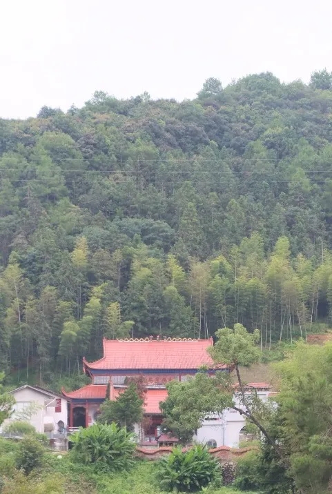 圣跡寺。圣跡寺原名“佛跡寺”，是一座擁有1280多年歷史的古寺。唐開元年間，唐朝高僧馬祖道一禪師在佛跡寺創(chuàng)建華夏第一座叢林，此地成為福建省禪宗發(fā)源之地及佛教中國化集成地，在中國佛教文化史上享有盛譽。寺內(nèi)還保存有天然形成的佛腳印、馬祖道一坐禪處、清代3座碑刻及唐代大殿遺址等物質(zhì)遺存。