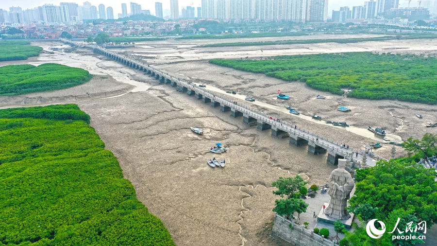 蔡襄在任泉州太守期間，主持修建洛陽(yáng)橋并完工后，讓洛陽(yáng)江“天塹變成通途”。在洛陽(yáng)橋北的橋頭處，設(shè)立著蔡襄雕像（右下角），身著宋代官服，兩手背后、峨冠博帶、美髯笑面，被當(dāng)?shù)厝罕娔ぐ?。人民網(wǎng) 李昌乾攝