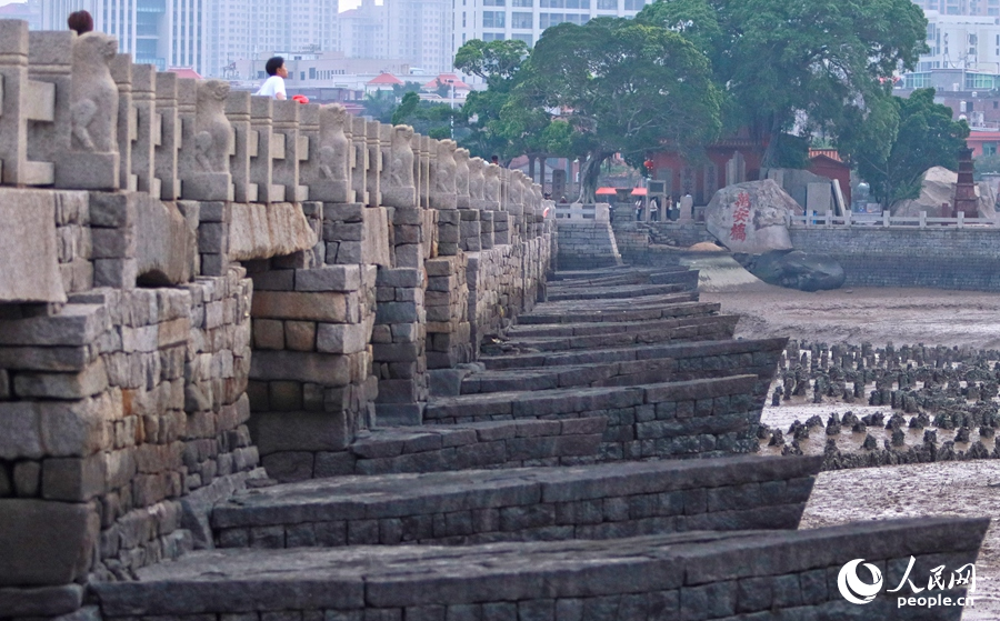 洛陽(yáng)橋采用船型橋墩、獅身護(hù)欄設(shè)計(jì)，惟妙惟肖。人民網(wǎng) 李昌乾攝