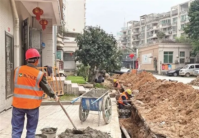 冠宏星花苑小區(qū)雨污分流改造工程現(xiàn)場(chǎng)。