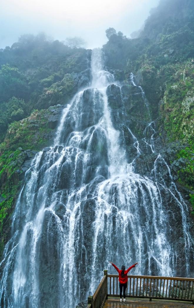 位于洛江區(qū)虹山鄉(xiāng)的虹山瀑布，溪水從斷崖中飛流而下，吸引游客打卡。陳維坤攝