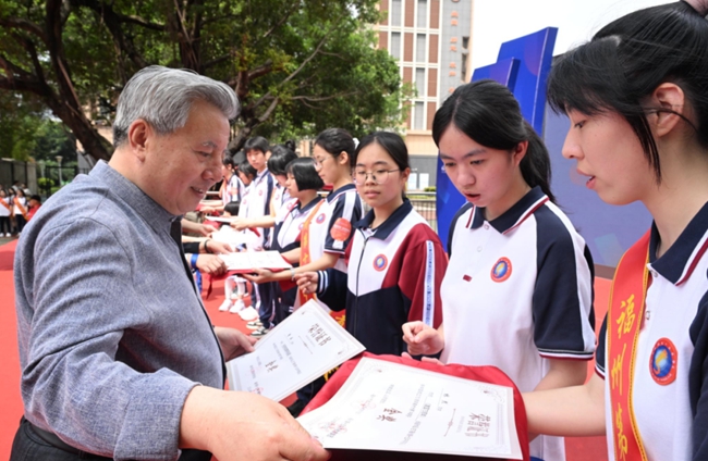 中央美術(shù)學(xué)院附屬實(shí)驗(yàn)學(xué)校姜源校長給福州第十五中學(xué)獲獎學(xué)生頒獎。