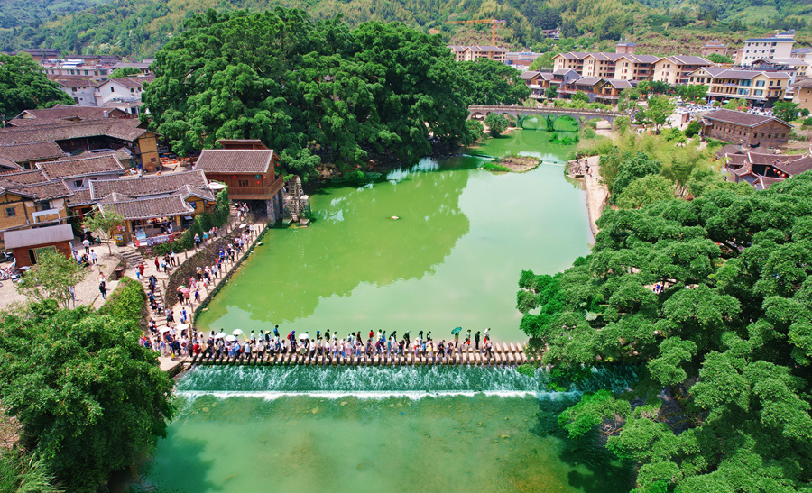 近年來(lái)，南靖土樓景區(qū)不斷提升旅游服務(wù)水平，吸引了許多游客前來(lái)游玩（資料圖）。南靖縣融媒體中心供圖