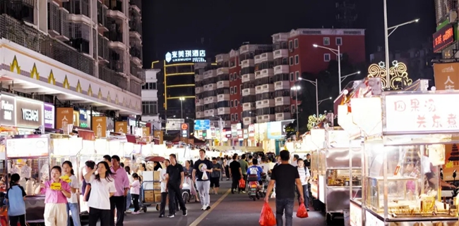 人流涌動的夜市。