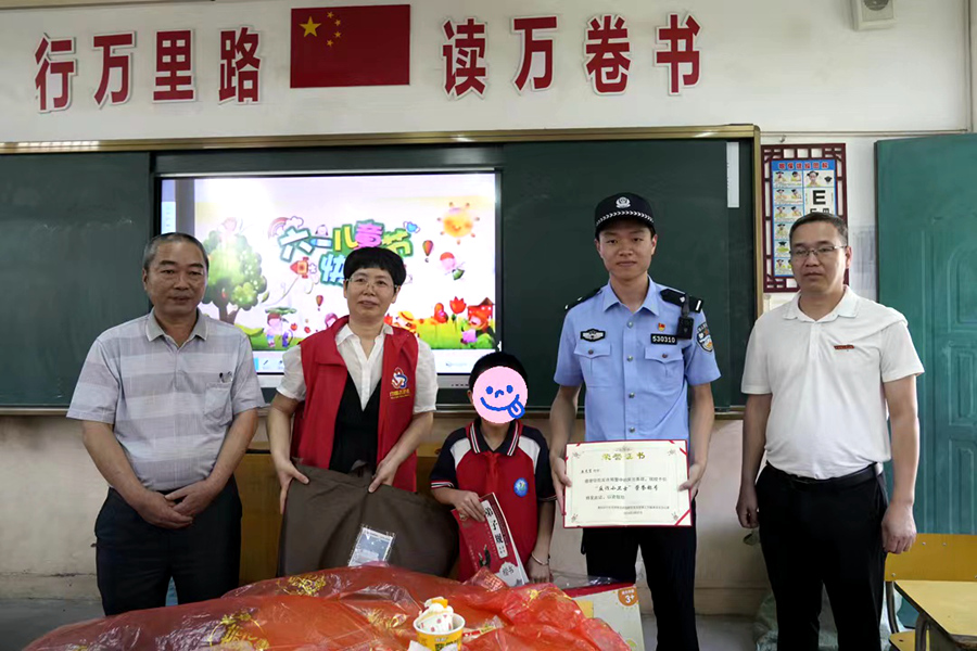 派出所民警給小翁同學(xué)頒發(fā)“反詐小衛(wèi)士”榮譽(yù)證書(shū)。莆田市公安局秀嶼分局供圖