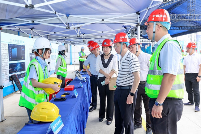 觀摩智慧工地。中建海峽供圖