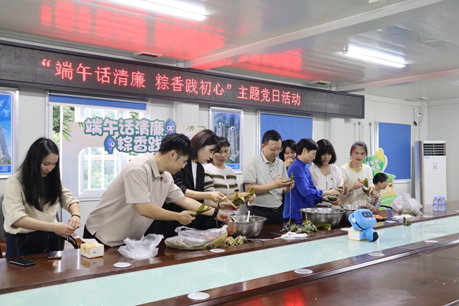 黨員們集體參與“包粽子”活動。中建海峽廈門公司供圖