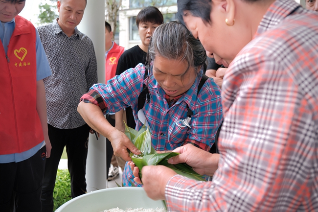 社區(qū)居民積極參加包粽子比賽。中建海峽供圖