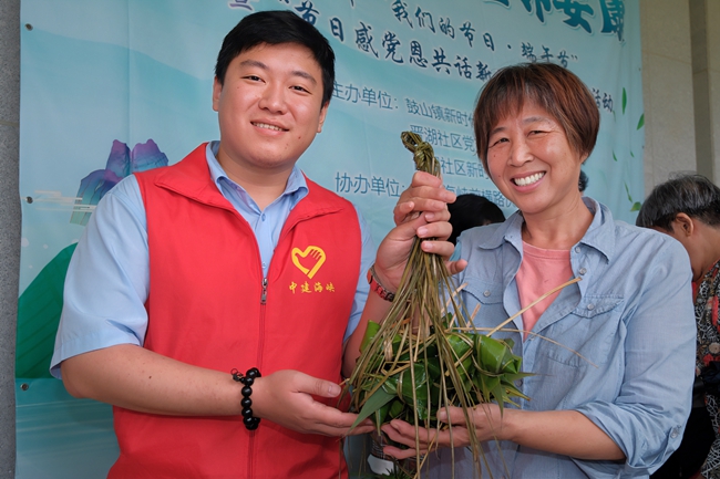 志愿者將粽子送給考生家長(zhǎng)。中建海峽供圖