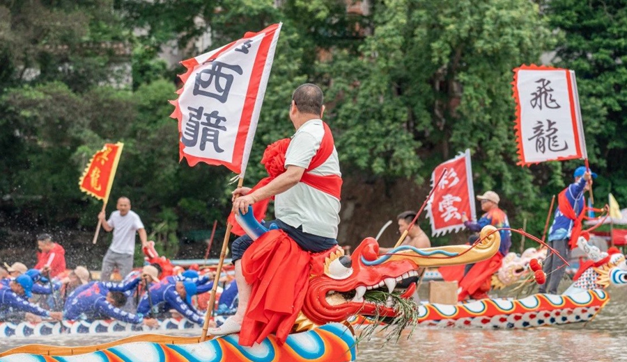 龍頭、舟體的不同裝飾圖案，代表著三國時期的不同人物。