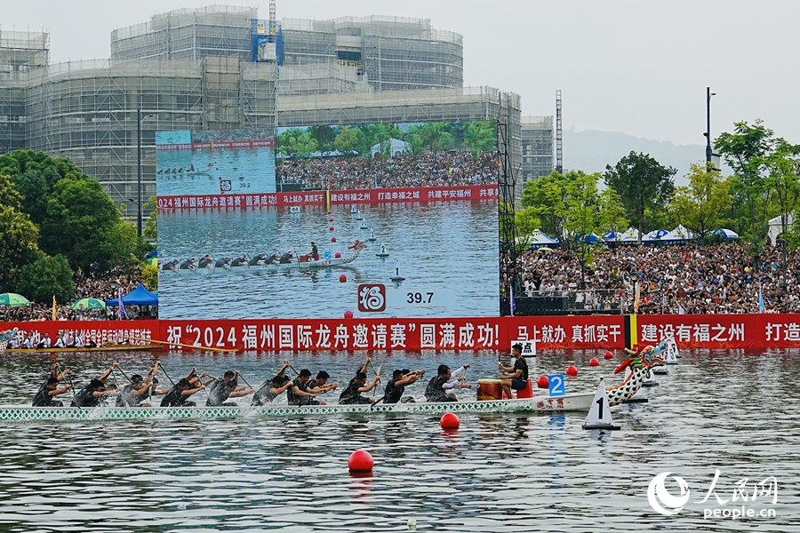 臨近終點(diǎn)，選手們奮力沖刺。實(shí)習(xí)生薛慧攝