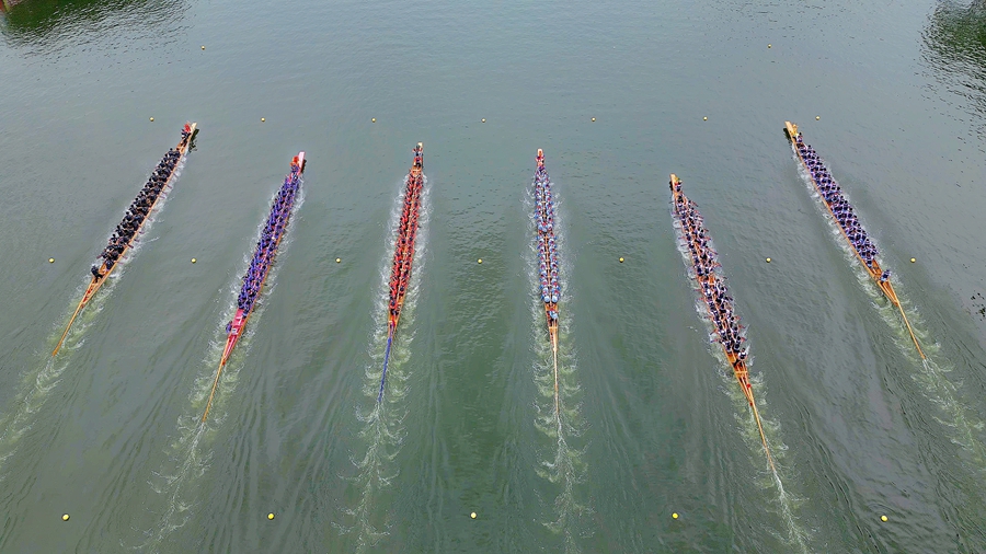 福州國(guó)際龍舟邀請(qǐng)賽上，選手們乘風(fēng)破浪、齊心協(xié)力。福州廣播電視臺(tái)供圖