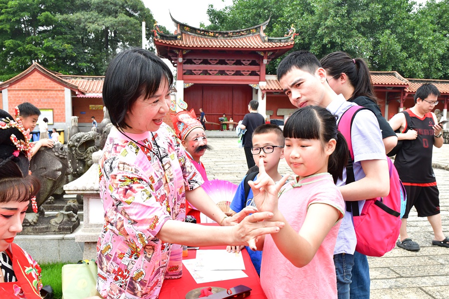 上百組親子家庭近日在同安孔廟互動(dòng)體驗(yàn)非遺項(xiàng)目。夏海濱攝