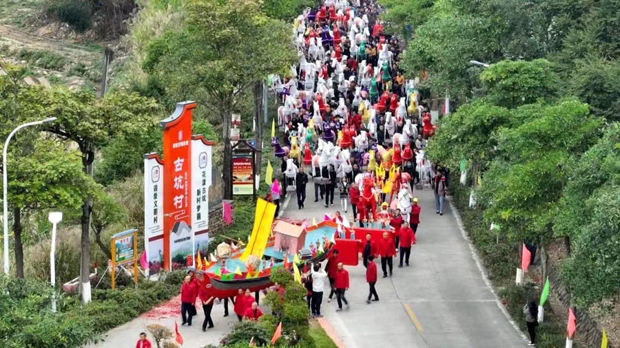 汀溪鎮(zhèn)古坑村送王船民俗文化活動(dòng)。夏海濱攝