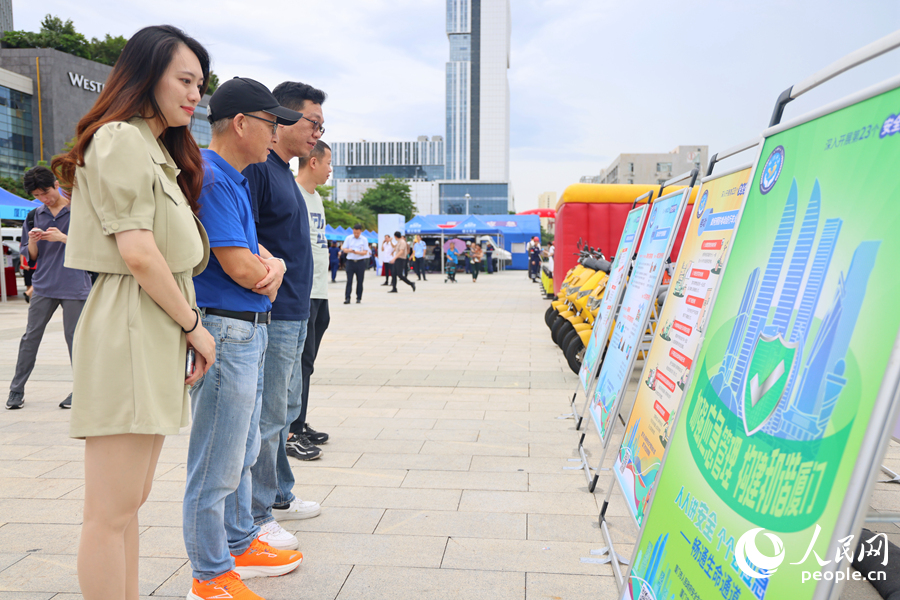 展板展示區(qū)引得過(guò)往市民駐足。人民網(wǎng)記者 陳博攝