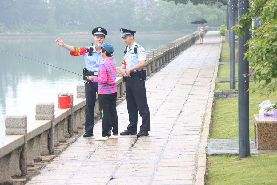 2024年6月6日，濱北派出所民警在筼筜湖巡邏期間，發(fā)現(xiàn)禁釣區(qū)有人員垂釣，對其進行勸導(dǎo)。曾威攝