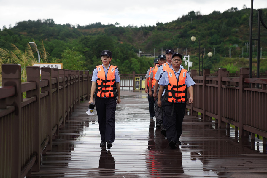 古田縣公安局翠屏湖派出所在環(huán)湖棧道上巡查。潘建川攝