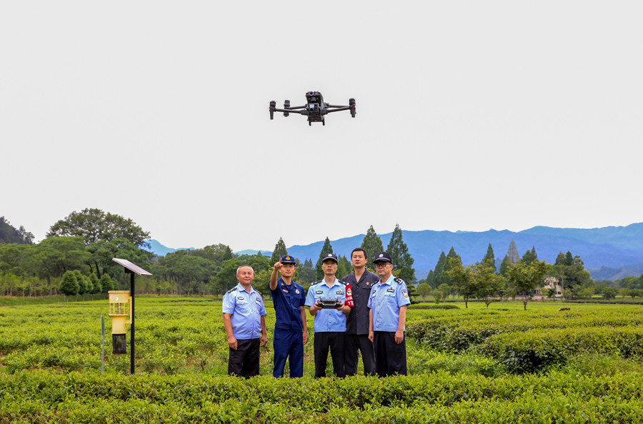 2024年6月3日，武夷山市公安局森林警察大隊聯(lián)合省公安廳森林公安局武夷山國家公園分局、武夷山國家公園執(zhí)法支隊、武夷山森林消防大隊、武夷山市法院等部門開展系列活動，并利用無人機在武夷山國家公園（大坪洲生態(tài)茶園、九曲溪流域）開展生態(tài)巡查工作。福建省公安廳森林警察總隊供圖