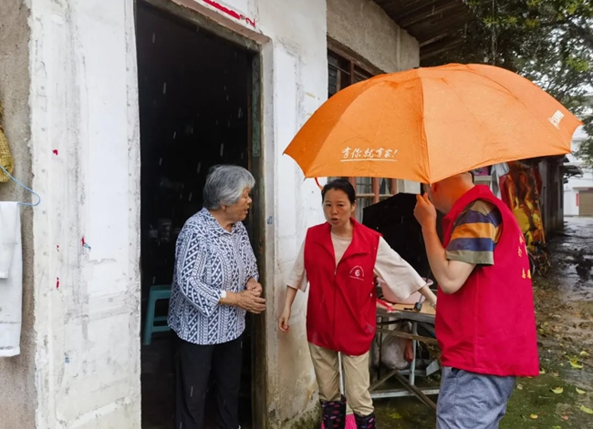 把天氣預(yù)警、防范措施、應(yīng)對(duì)情況等信息宣傳到每一戶(hù)。