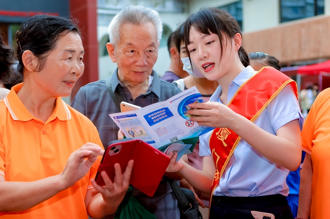 工作人員向市民介紹防非知識(shí)。湖里區(qū)委宣傳部供圖