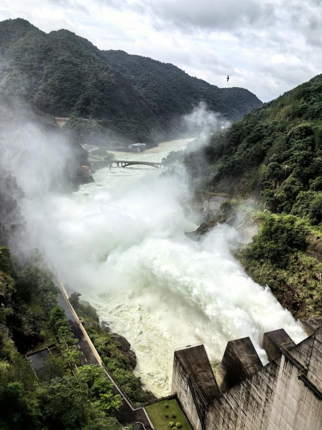 汀江棉花灘水庫(kù)開閘泄洪。福建省水利廳供圖