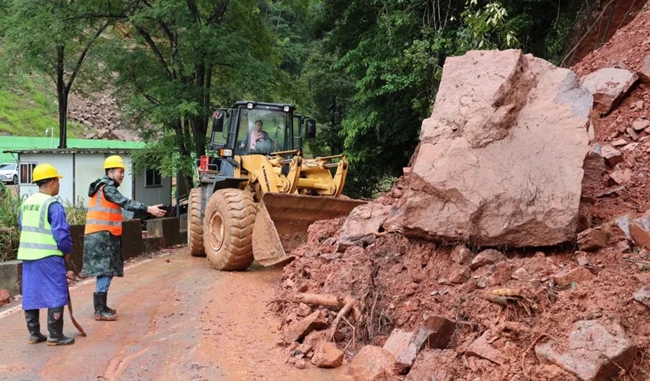 清理路面淤泥。