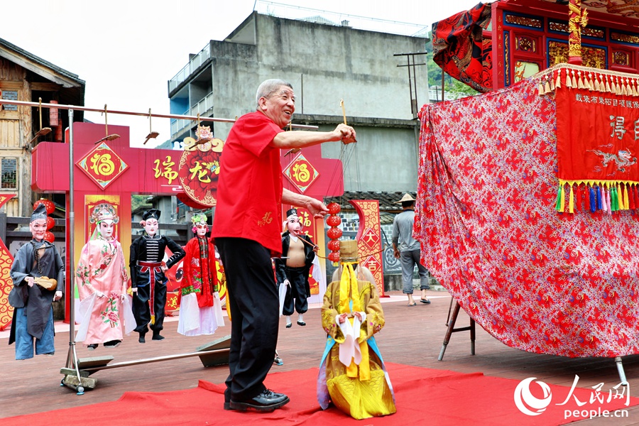 許正桃正在表演布袋木偶戲《隋唐演義》選段。人民網(wǎng) 李唯一攝