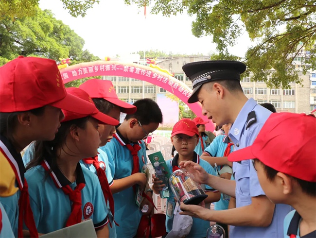 戒毒系統(tǒng)民警向青少年展示仿真毒品模型。