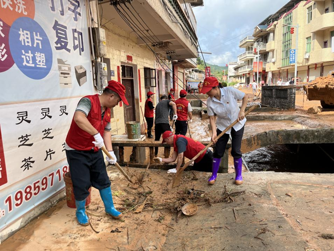 建行志愿者清理路面。