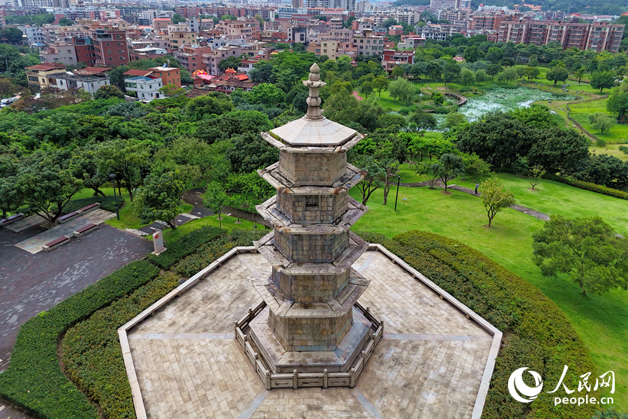 廈門同安文筆塔始建于明代，巍然屹立于鳳山之巔。人民網(wǎng)記者 陳博攝