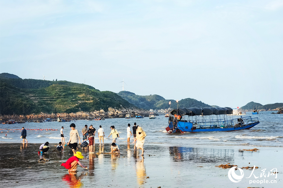 位于寧德市霞浦縣長(zhǎng)春鎮(zhèn)的大京沙灘上，游人如織。人民網(wǎng) 葉青卿攝