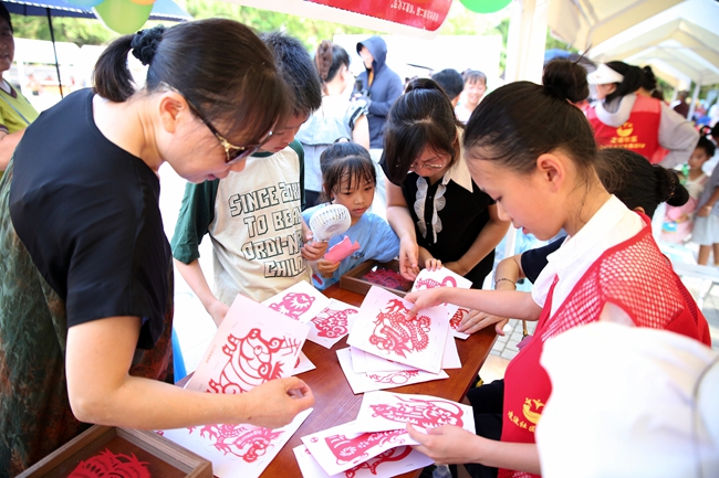 活動現場，社區(qū)居民同樂。高立璇攝