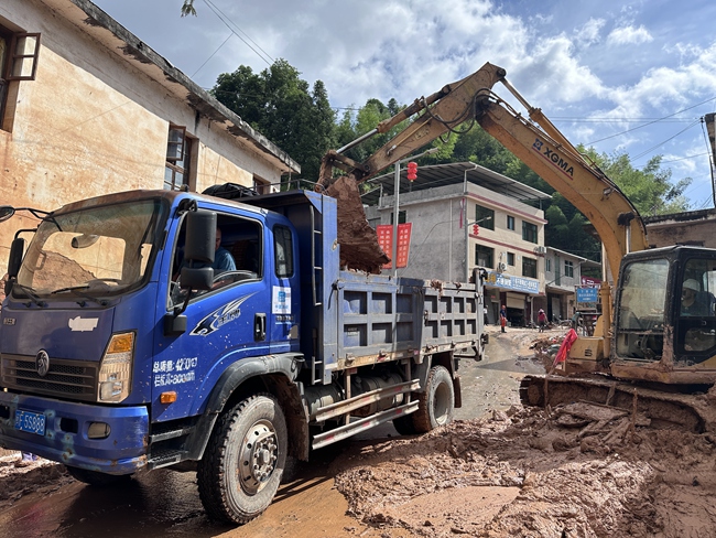 中建海峽廈門(mén)公司漳州事業(yè)部渣土車和挖掘機(jī)加速作業(yè)。中建海峽供圖