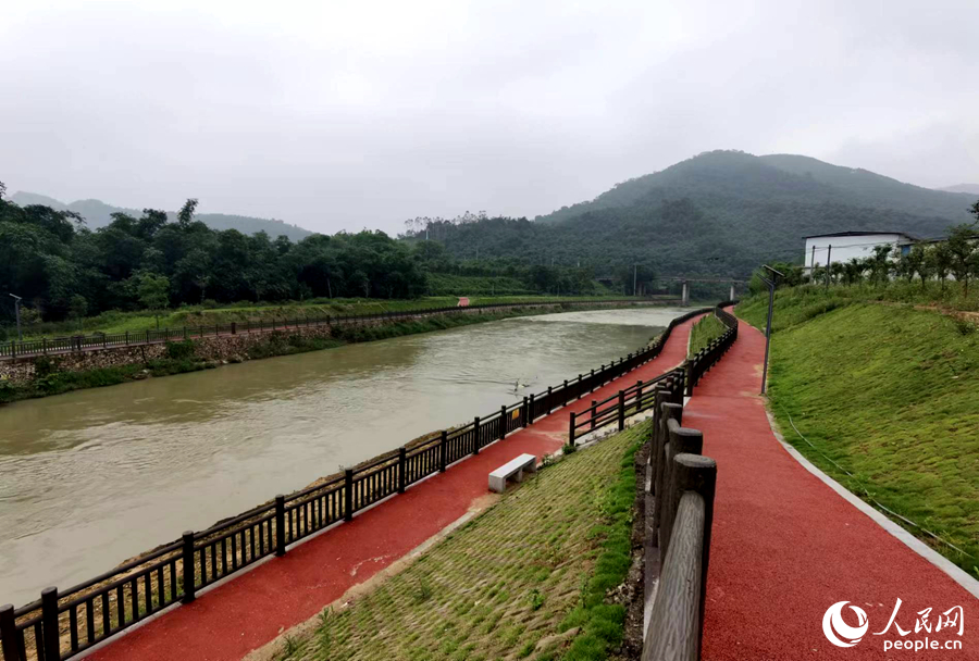 在福建省漳州市南靖縣豐田鎮(zhèn)紅星村，建成投用不久的沿河兩岸步棧道成為當(dāng)?shù)卮迕裥蓍e好去處。人民網(wǎng) 蘇海森攝