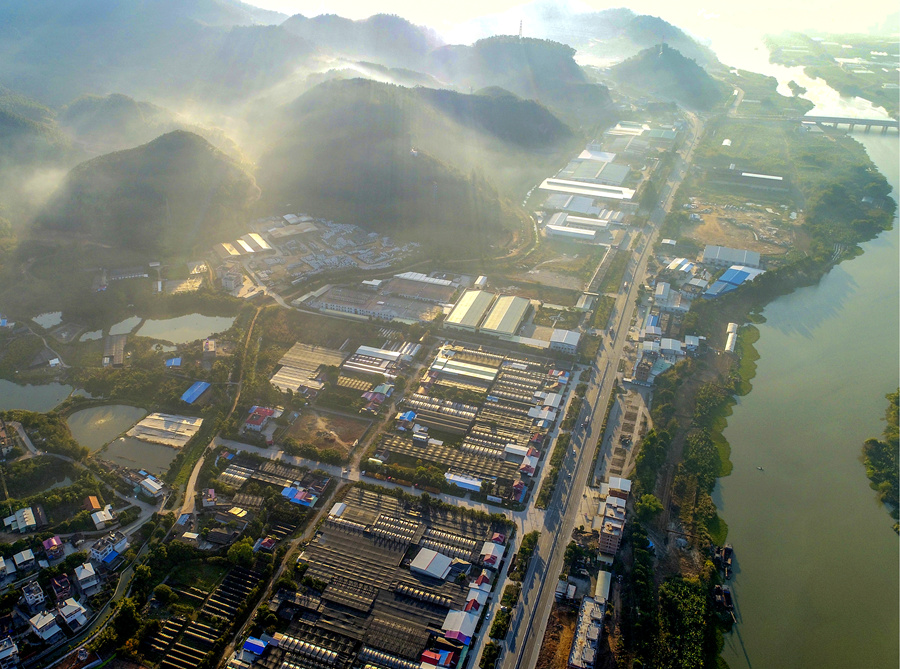 從高空俯瞰，豐田鎮(zhèn)東方村300多畝蘭花產(chǎn)業(yè)園清晰可見(jiàn)。南靖縣豐田鎮(zhèn)人民政府供圖