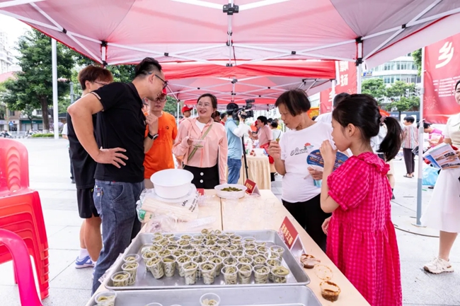 市民群眾在“溪食有味”茶餐體驗區(qū)現場咨詢旅游產品和品嘗體驗茶餐。黃東華攝